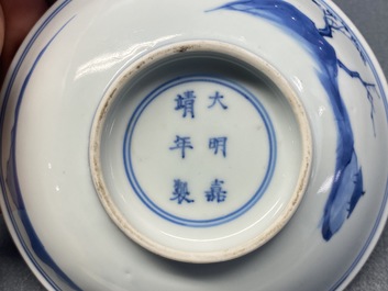 Une coupe en porcelaine de Chine en bleu et blanc &agrave; d&eacute;cor d'une sc&egrave;ne du 'Xi Xiang Ji', marque de Jiajing, Kangxi