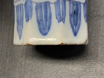 Een octagonale blauw-witte Delftse chinoiserie vaas, eind 17e eeuw