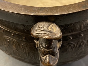 Een grote Chinese bronzen 'Gui' voorraadpot op hardhouten sokkel, Yuan