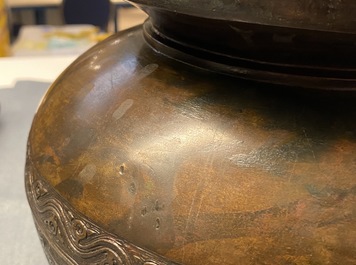 Een grote Chinese bronzen 'Gui' voorraadpot op hardhouten sokkel, Yuan