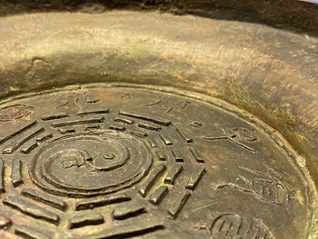 Een grote Chinese bronzen 'Gui' voorraadpot op hardhouten sokkel, Yuan