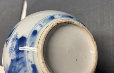 Un vase de forme poireau en porcelaine de Chine en bleu et blanc, Kangxi