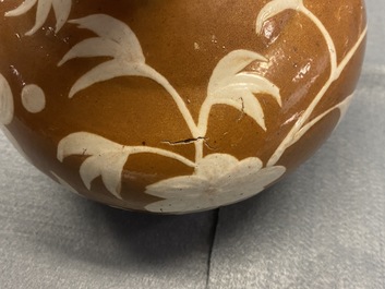 Un kendi en porcelaine de Chine &agrave; d&eacute;cor floral sur fond brun, fours de Swatow, Ming