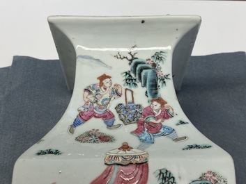 Een vierkante Chinese famille rose vaas, 19e eeuw
