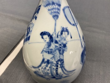 Een Chinese blauw-witte peervormige vaas, Kangxi