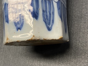 Un vase de forme octagonale en fa&iuml;ence de Delft en bleu et blanc, fin du 17&egrave;me