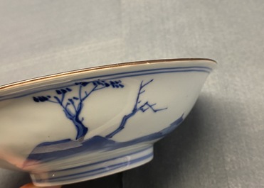 Une coupe en porcelaine de Chine en bleu et blanc &agrave; d&eacute;cor d'une sc&egrave;ne du 'Xi Xiang Ji', marque de Jiajing, Kangxi