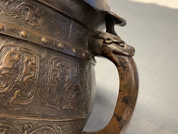 Een grote Chinese bronzen 'Gui' voorraadpot op hardhouten sokkel, Yuan