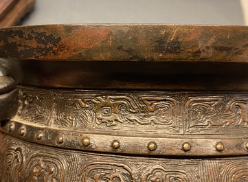Een grote Chinese bronzen 'Gui' voorraadpot op hardhouten sokkel, Yuan
