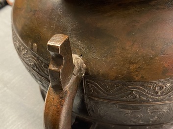 Un grand r&eacute;cipient de type 'Gui' en bronze sur socle en bois, Chine, Yuan