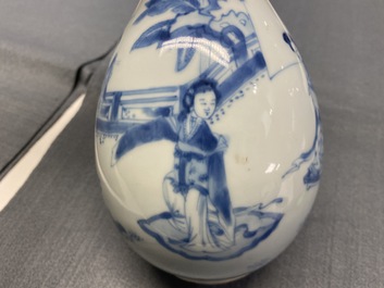Un vase de forme poireau en porcelaine de Chine en bleu et blanc, Kangxi