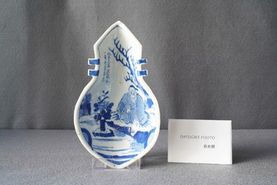 Une coupe en forme de luth en porcelaine de Chine en bleu et blanc de type ko-sometsuke pour le march&eacute; japonais, &eacute;poque Transition