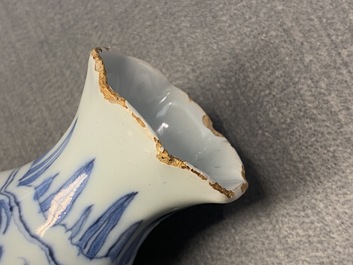 Un vase de forme octagonale en fa&iuml;ence de Delft en bleu et blanc, fin du 17&egrave;me