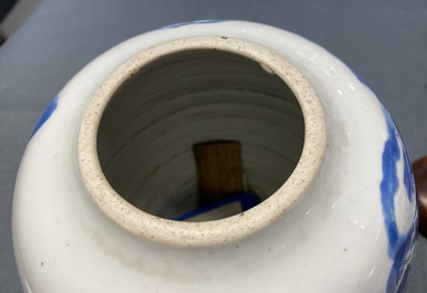 Un vase en porcelaine de Chine en bleu, blanc, c&eacute;ladon et rouge de cuivre &agrave; d&eacute;cor d'un paysage, Kangxi