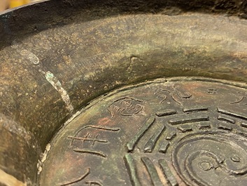 Een grote Chinese bronzen 'Gui' voorraadpot op hardhouten sokkel, Yuan