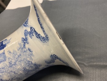 Een Chinese blauw-witte yenyen vaas met verhalend decor, 19e eeuw