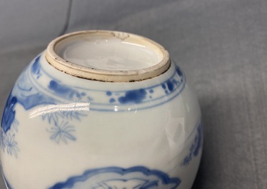 Un vase de forme poireau en porcelaine de Chine en bleu et blanc, Kangxi