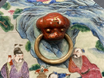 Een vierkante Chinese famille rose vaas met onsterfelijken, 19e eeuw
