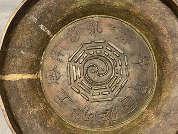 Een grote Chinese bronzen 'Gui' voorraadpot op hardhouten sokkel, Yuan