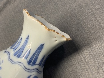 Un vase de forme octagonale en fa&iuml;ence de Delft en bleu et blanc, fin du 17&egrave;me