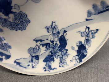 Een Chinees blauw-wit bord met onsterfelijken, Yongzheng merk en periode