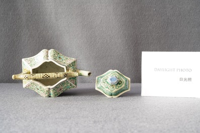 Une th&eacute;i&egrave;re couverte en biscuit &eacute;maill&eacute; vert, Kangxi