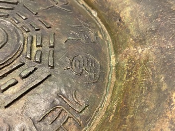 Een grote Chinese bronzen 'Gui' voorraadpot op hardhouten sokkel, Yuan