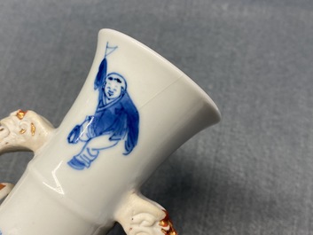 Un vase en porcelaine de Chine en bleu et blanc aux anses en forme de t&ecirc;te d'&eacute;l&eacute;phant, marque et &eacute;poque de Kangxi