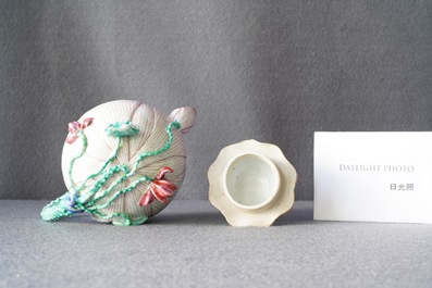 Une th&eacute;i&egrave;re couverte en porcelaine de Chine famille rose en forme de lotus, Yongzheng