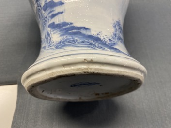 Een Chinese blauw-witte yenyen vaas met verhalend decor, 19e eeuw