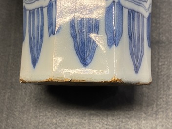 Een octagonale blauw-witte Delftse chinoiserie vaas, eind 17e eeuw