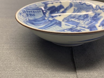 Une coupe en porcelaine de Chine en bleu et blanc &agrave; d&eacute;cor d'une sc&egrave;ne du 'Xi Xiang Ji', marque de Jiajing, Kangxi