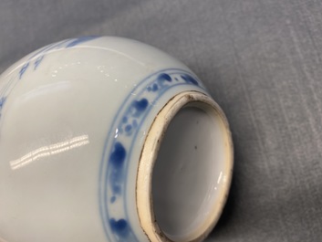 Un vase de forme poireau en porcelaine de Chine en bleu et blanc, Kangxi