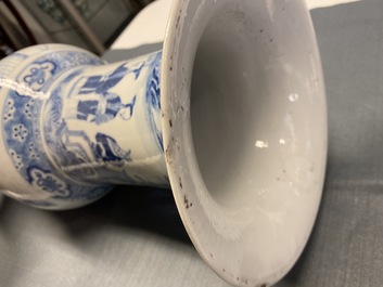 Een Chinese blauw-witte yenyen vaas met verhalend decor, 19e eeuw