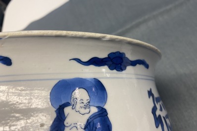 Un br&ucirc;le-parfum en porcelaine de Chine en bleu et blanc &agrave; d&eacute;cor de quatre luohans, Kangxi