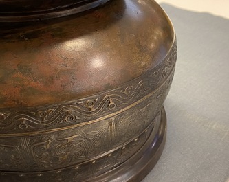 Een grote Chinese bronzen 'Gui' voorraadpot op hardhouten sokkel, Yuan