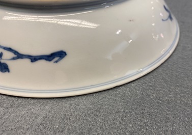 Une assiette en porcelaine de Chine en bleu et blanc &agrave; d&eacute;cor d'immortels, marque et &eacute;poque de Yongzheng