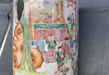 Une paire de porte-chapeaux en porcelaine de Chine famille rose &agrave; d&eacute;cor des '100 gar&ccedil;ons', marque de Qianlong, 19&egrave;me