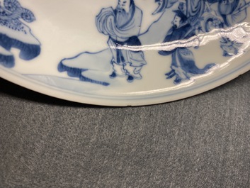 Une assiette en porcelaine de Chine en bleu et blanc &agrave; d&eacute;cor d'immortels, marque et &eacute;poque de Yongzheng