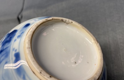 Een Chinese blauw-witte peervormige vaas, Kangxi