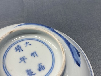 Une coupe en porcelaine de Chine en bleu et blanc &agrave; d&eacute;cor d'une sc&egrave;ne du 'Xi Xiang Ji', marque de Jiajing, Kangxi