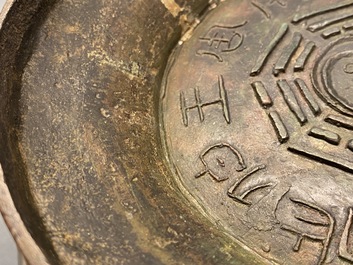 Een grote Chinese bronzen 'Gui' voorraadpot op hardhouten sokkel, Yuan