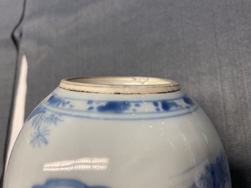 Un vase de forme poireau en porcelaine de Chine en bleu et blanc, Kangxi