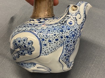 Een Chinese met zilver gemonteerde blauw-witte kendi in de vorm van een kikker, Wanli