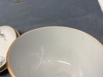 Une th&eacute;i&egrave;re et deux tasses et soucoupes en porcelaine de Chine qianjiang cai, 19/20&egrave;me