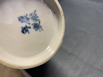 Une paire de vases de forme rouleau et un vase en forme de poire en porcelaine de Chine en bleu et blanc, 19/20&egrave;me