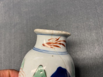 Un vase de forme rouleau et un br&ucirc;le-parfum en porcelaine de Chine wucai, &eacute;poque Transition