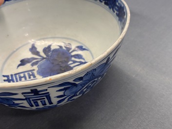 Un bol &agrave; d&eacute;cor 'Shou' en porcelaine de Chine en bleu et blanc, marque 'Shen de tang bo gu zhi', Kangxi