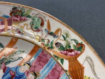 Cinq plates en porcelaine de Chine famille rose de Canton, 19&egrave;me