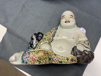 Une figure de Bouddha en porcelaine de Chine famille rose, marque en creux, R&eacute;publique